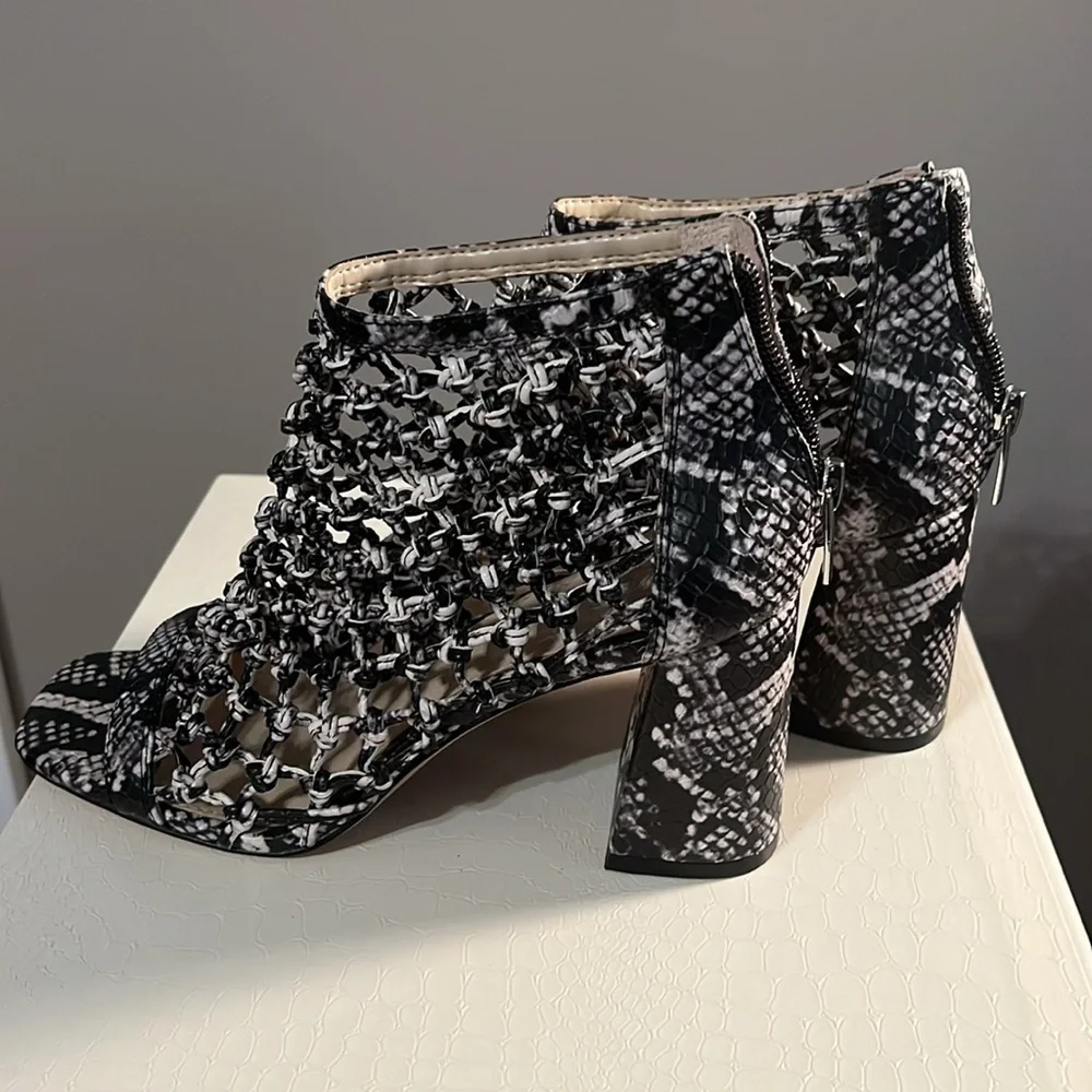 Vince Camuto hand knotted